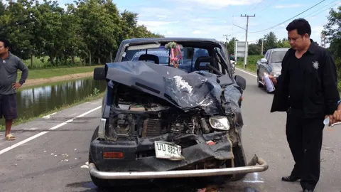 กระบะเมืองกาญจน์ชนกับ รถ 4 ล้อ บรรทุกโต๊ะจีน ตาย 1 สาหัส 1