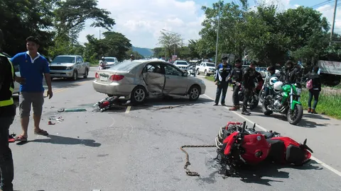 เก๋งตัดหน้าบิ้กไบค์ชนกระจายขาดครึ่งคนขี่ตายที่โคราช