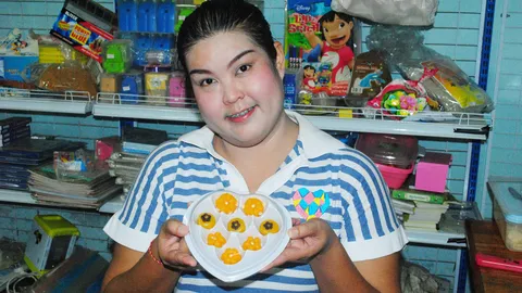 สาวยุคใหม่ทำขนมไทยคนแห่ซื้อให้วันแม่