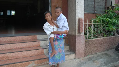 สายใยที่ไม่มีวันขาด 'วิภา หนูเงิน' แม่สู้ชีวิตดูแลลูกพิการมากว่า 40 ปี