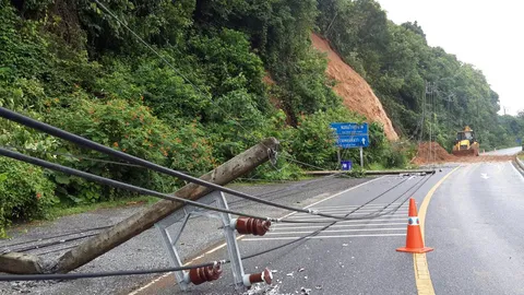ฝนห่าใหญ่ ภูเก็ตเกิดดินสไลด์ - กระบี่น้ำท่วม จราจรอัมพาต