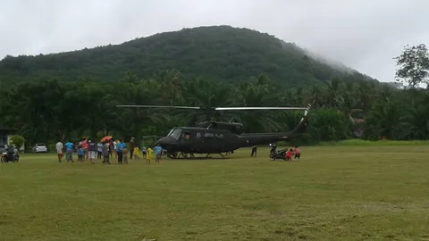 ฮ.รองแม่ทัพ ภ.4 หลบฝน! ลงฉุกเฉินกลางสนาม ร.ร.ที่สุราษฎร์ฯ 