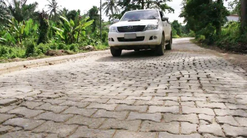 สุดจะทน ถนนอิฐตัวหนอนสมัยพายุเกย์ ชาวชุมพรร้องทำใหม่ได้แล้ว