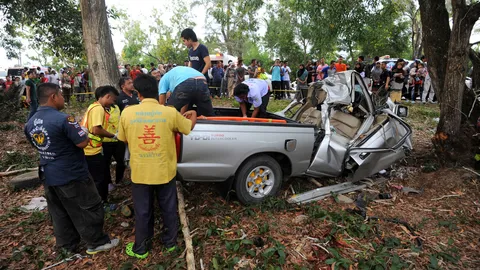 สลด! รถนักเรียนชนต้นไม้ ตาย 9 ศพ ที่นราธิวาส