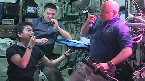 ครั้งแรก! นักบินฯสถานี ISS กิน 'ผัก' ปลูกในอวกาศ