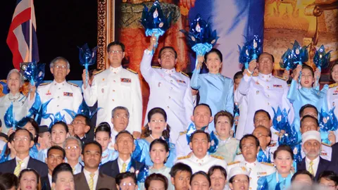 นายกฯ นำพสกนิกร จุดเทียนถวายพระพรชัยมงคล 'ราชินี' 12 สิงหาฯ