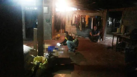 พ่อเมาถือมีดไล่แทงลูก ถูกยิงสวนดับคาบ้าน