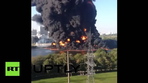 ชาวรัสเซียระทึก! ท่อส่งน้ำมันรั่ว ทำไฟไหม้ดำทะมึน กลางแม่น้ำมอสโก (ชมคลิป)