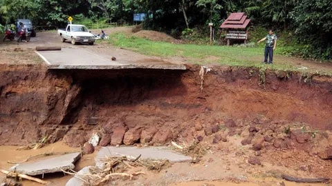 น้ำป่าทะลัก แม่ฮ่องสอน  ทำถนนพัง-พื้นที่เกษตรเสียหาย