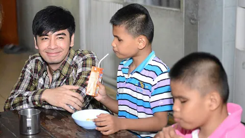 'ออย ธนา' นำทีมปันความสุข มอบความรักให้น้องๆ