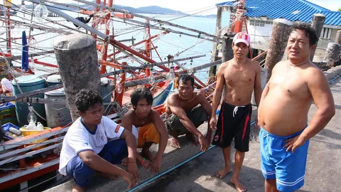 ลูกเรือเขมรเล่นไพ่ โดนหนุ่มอ้วน-ผอม อ้างเป็นตร. รีดเงินแลกอิสรภาพ 