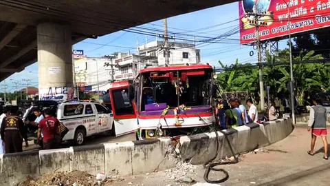 บัสไปบ้านแพ้ว เบรกแตกชนแท่งปูนกั้นขอบถนนนครปฐม เจ็บ 14