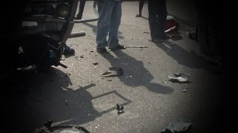 ปิกอัพ-6ล้อ ชนกลางสามแยก! ตาย3ศพ ต่างเร่งให้ทันไฟเขียว