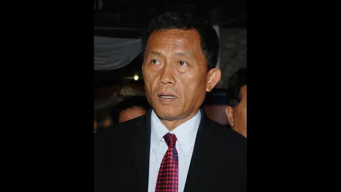 'วรชัย' ซัด กมธ.ยกร่างฯ ไม่เห็นหัวประชาชน รวบอำนาจล้าหลัง