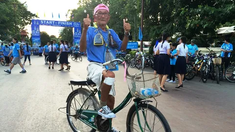 ไม่กลัวคอหัก! พ่ออุ๊ยวัย 78 แขวนพระองค์ยักษ์ ปั่นเพื่อแม่ที่ จ.น่าน 