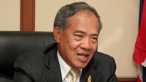  'เลิศรัตน์' โต้ 'ทักษิณ 'แจงภาพรวมร่างรธน.ไม่ล้าหลัง