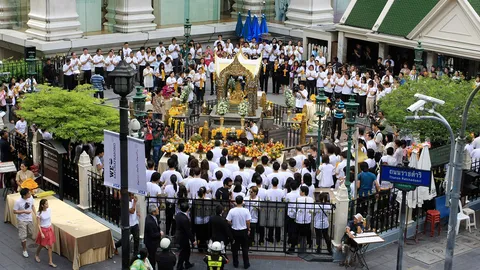 ปาฏิหาริย์ ศรัทธา! ส่อง 10 ความศักดิ์สิทธิ์ ‘ศาลพระพรหม’ แยกราชประสงค์
