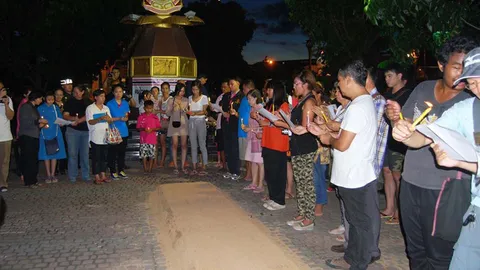 ชาวขอนแก่น พร้อมใจ จุดเทียนไว้อาลัย บึมแยกราชประสงค์