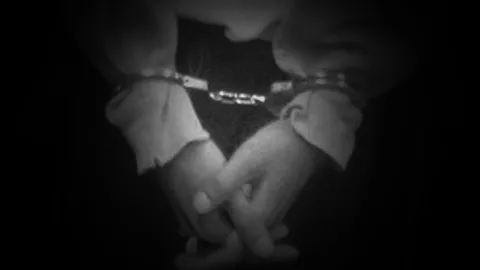 รวบโจรสองพี่น้อง ตระเวนกระชากกระเป๋า หาเงินซื้อเหล้า-พาสาวเที่ยว