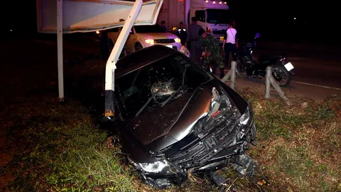 เงาดำวิ่งตัดหน้า! สาวเบญจเพสหักรถลงข้างทาง โชคดีแค่เจ็บ