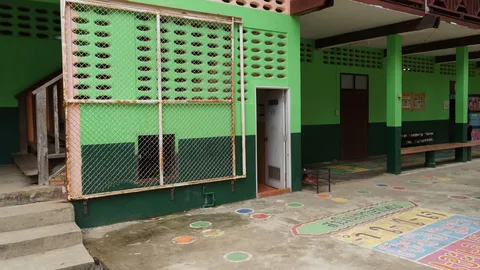 สลด! ทิ้งศพทารกในถังขยะห้องน้ำครู จ.เชียงราย