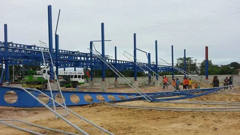 โครงหลังคาเหล็ก หล่นทับคนงานที่นครสวรรค์ เจ็บ 4 ราย