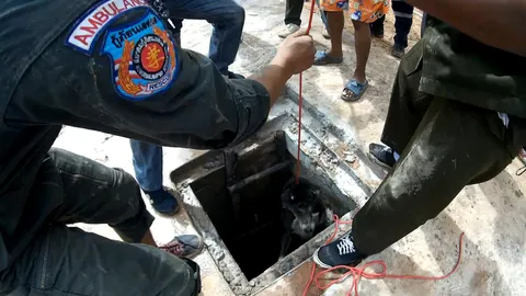 กู้ภัยเมืองหนองบัวลำภู ช่วยสุนัขเคราะห์ร้าย ตกท่อระบายน้ำ