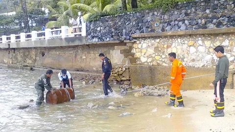 ระดมกู้ถังน้ำมัน 200 ลิตร ถูกคลื่นซัดเกยหาดกะหลิมนำขึ้นฝั่ง