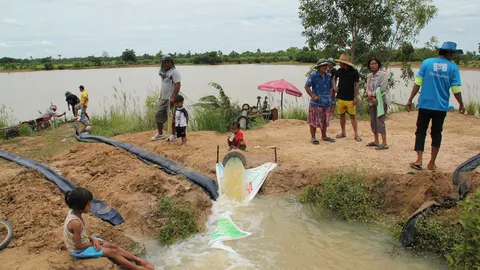 'อบต.โคกขมิ้น' เร่งสูบน้ำผันใส่นาข้าวช่วยเหลือเกษตรกร หลังฝนทิ้งช่วง