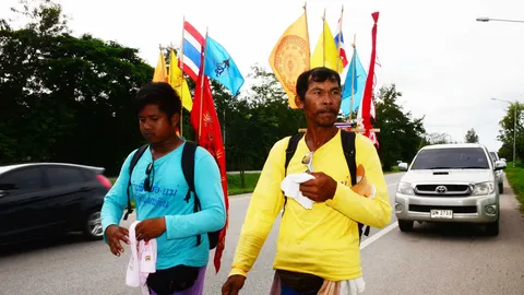 2 หนุ่มเดินเท้าจากปัตตานีสู่ รพ.ศิริราช เพื่อถวายพระพรถึงชุมพรแล้ว