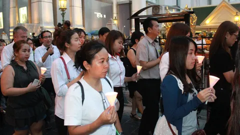 กลุ่มผู้ประกอบการราชประสงค์ จุดเทียน-สวดมนต์ ไว้อาลัยผู้สูญเสียเหตุระเบิด