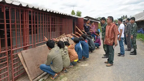 เด้ง! 5 เสือ สภ.สามควายเผือก เซ่นค้ามนุษย์ 'ฟาร์มหมู'