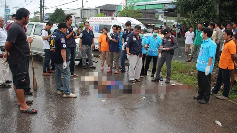 สลด! แม่ค้าปลา ขี่จยย.เลี้ยวรถรีบข้ามถนน ปิกอัพชนกระเด็น ตายคาที่