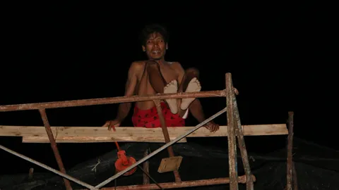 หนุ่มก่อสร้างปีนนั่งร้านประตูวัด หวังฆ่าตัวตาย คาดน้อยใจคนรอบข้าง