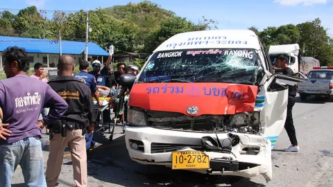 เร่งเครื่องแซงไม่พ้น รถตู้เสยท้ายบัส ผู้โดยสารเจ็บ 1