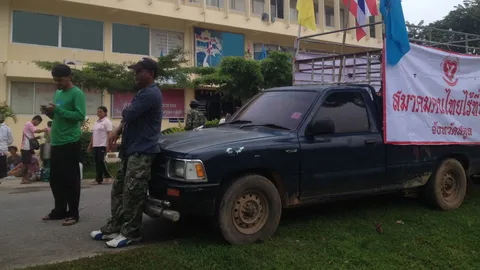 ม็อบปักหลักรอประกัน 3 ผู้ต้องหาลักปาล์ม จี้รัฐเร่งจัดสรรที่ทำกิน