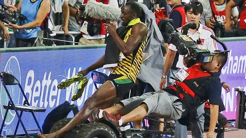 ชมคลิป 'โบลต์' ถูกช่างภาพชนกลิ้งระหว่างวิ่งฉลองแชมป์