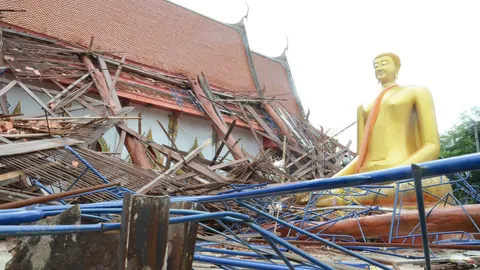 พายุกระหน่ำ พัดวิหารหลวงพ่อโต อายุกว่า 100 ปี วัดดังปทุมฯ พังครืน