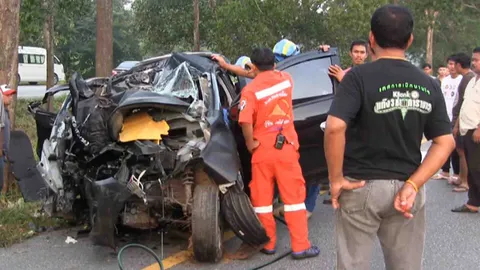 4ทหารซิ่งกลับค่าย เกิดหลับในชนต้นไม้ข้างทาง ดับ2 เจ็บ2