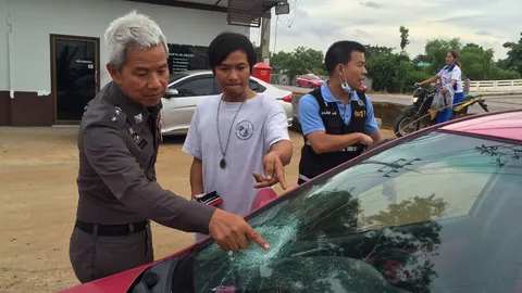 โจ๋เมา คิดว่าแท็กซี่เปิดไฟสูงใส่หน้า ยกพวกทุบรถคาวิน พัง 5 คันรวด