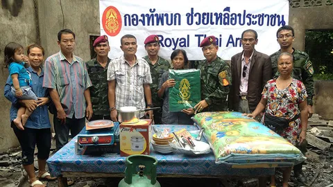 ทหาร-กำนัน-ผญบ. มอบของช่วยหญิงนครศรีฯ หลังลูกเผาบ้านวอด
