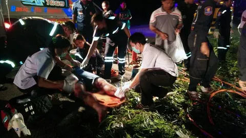 อาการสาหัส! หนุ่มซิ่งกระบะฝ่าฝนอัดต้นไม้รถพังยับ ขาขาด-แขนหัก