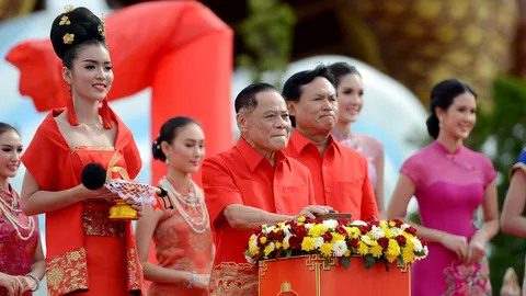 'บรรหาร' เปิดงานทิ้งกระจาดสุพรรณบุรี คนแห่ร่วมคึกคัก