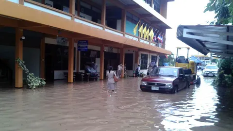 ฝนกระหน่ำ-ระบายไม่ทัน น้ำท่วม ร.ร.บึงกาฬ สูงเกือบเมตร 