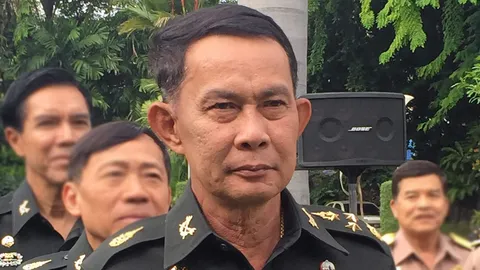 'บิ๊กติ๊ก' ปัดตอบสื่อ รอเวลาเหมาะสม รับมอบตำแหน่งปลัด กห.