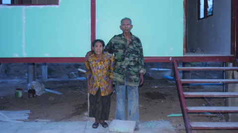 เหมือนเกิดใหม่! สองตายายสุโขทัย สุดดีใจบ้านเสร็จกว่า 80%