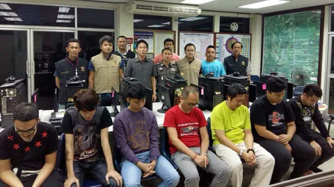 จับ 7 อิเหนา พนันออนไลน์ ลอบ-เช่าบ้าน ย่าน ‘ร่มเกล้า’ ก่อคดีข้ามปท.