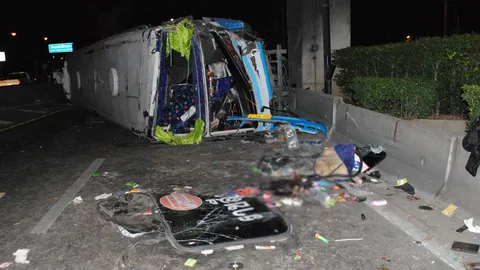 อุบัติเหตุซ้ำซ้อน! ทัวร์คว่ำขวางถนนวิภาวดี ชน 3 คันรวด เจ็บ 17 