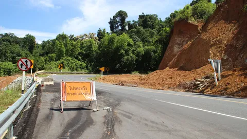ทางหลวงพังงา เตือน เพชรเกษมสายเขานางหงส์ ถนนทรุด-ดินสไลด์หลายจุด