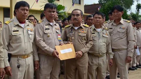 ใครย้ายผมมาที่นี่!! กำนัน-ผญบ.แม่อาย รวมตัวไล่นายอำเภอ